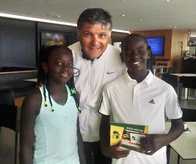 Lucie et Junior Oyebog avec Toni Nadal