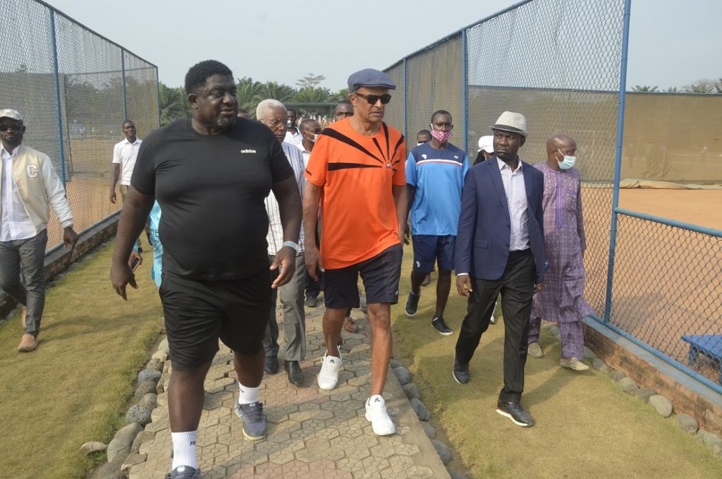 Yannick Noah découvrant la Oyebog Tennis Academy